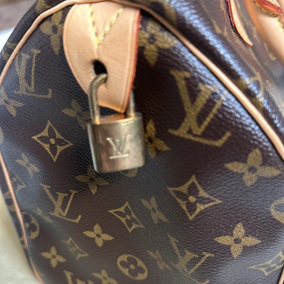 Louis Vuitton Speedy 30 in Monogram Canvas - Picture 9 of 11